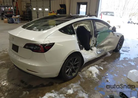 2021 Tesla Model 3 Standard Range Plus Rear-Wheel Drive z USA, uszkodzony, nr VIN 5YJ3E1EAXMF017417